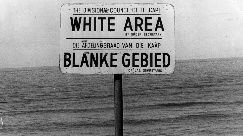 Уведомление об апартеиде на пляже недалеко от Кейптауна, обозначающее территорию только для белых