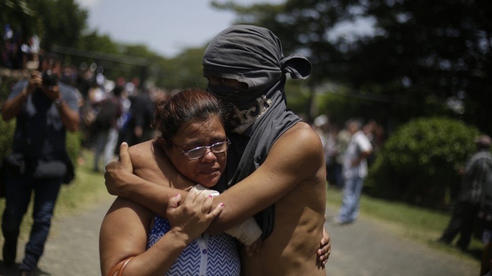 Un manifestante abraza a una mujer en Managua.