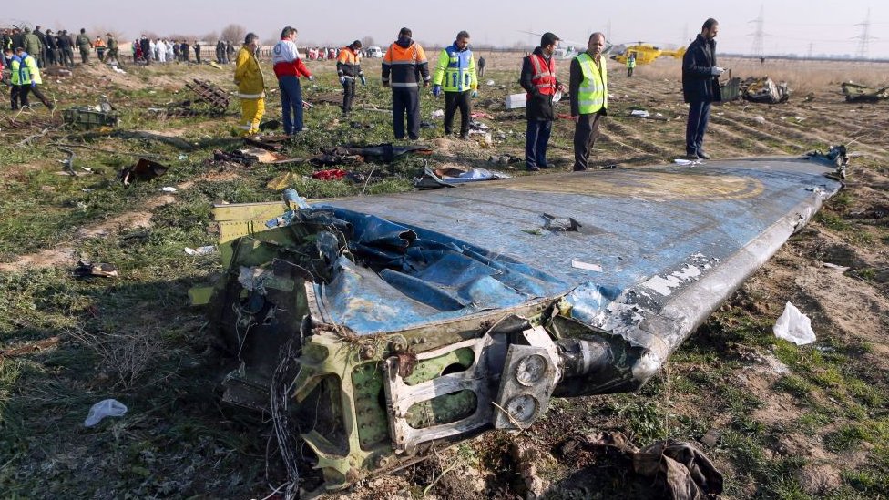 Forenses investigan restos del Boeing derribado por Irán.