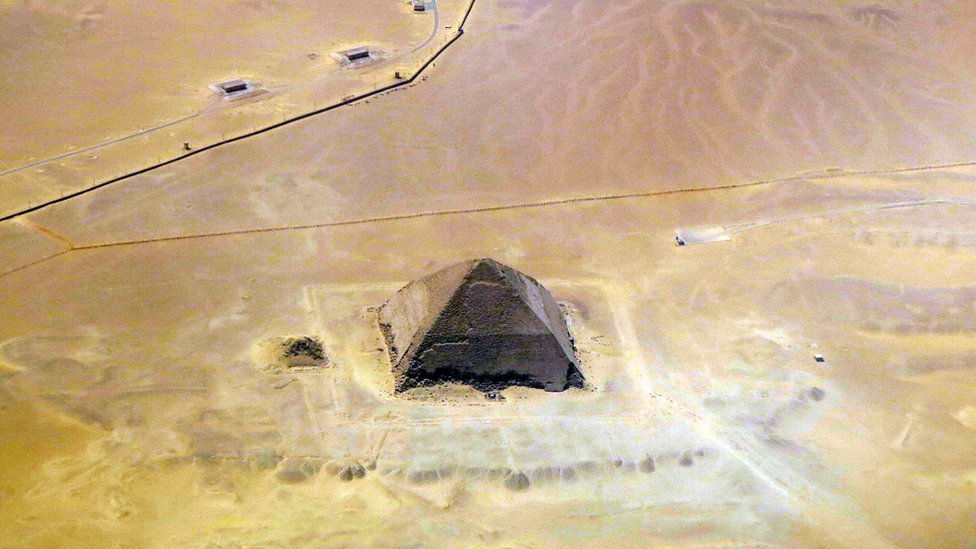 Imagen satelital de la Pirámide Acodada Imagen satelital de la Pirámide Acodada