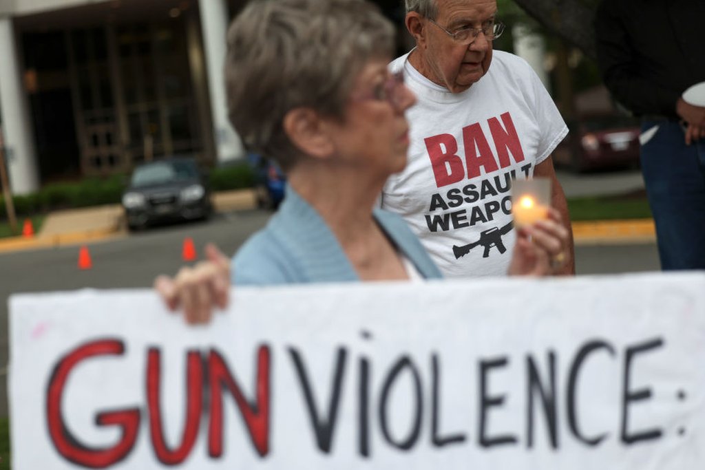 Cartel sobre la violencia con armas desplegado en una protesta en texas luego del tiroteo de Uvalde
