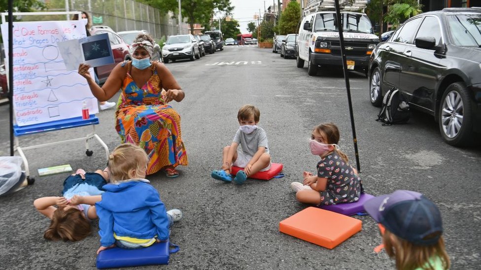 Некоторые ученики в Бруклине посещали занятия на улице в сентябре