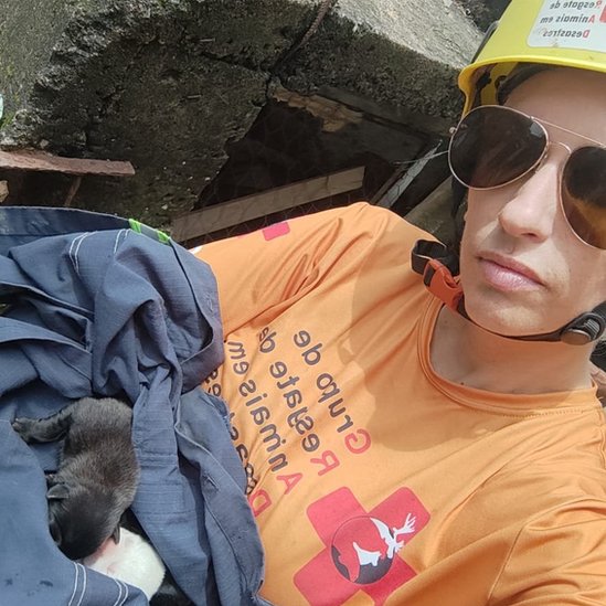 Carla Sássi com um dos animais resgatados por ela