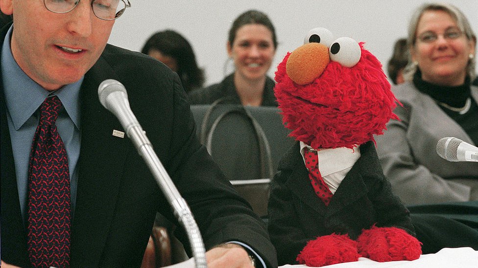 Elmo compareciendo ante el Congreso de EE.UU. en 2002