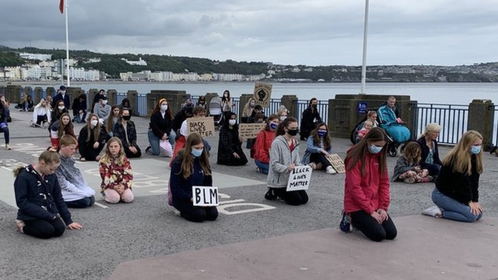 Протест черных на острове Мэн: «Жизнь важна»