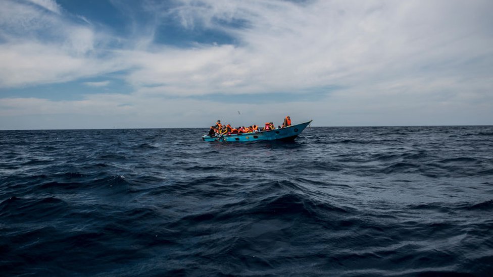 مهاجرون على متن قارب