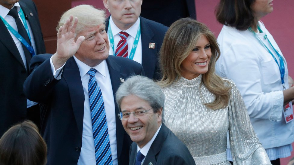 Дональд Трамп машет рукой, стоя на Сицилии рядом со своей женой Меланией
