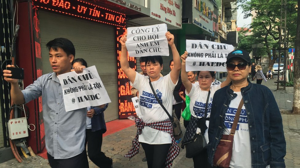 5 апреля 2018 г. демонстранты с плакатами направились к зданию суда в Ханое