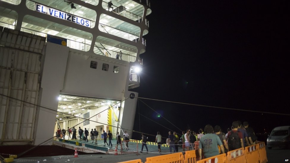 Сирийские беженцы начинают высадку на греческий корабль - 16 августа