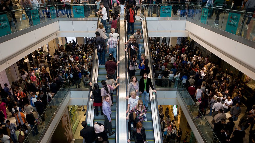 Centro comercial abarrotado de gente en Londres.