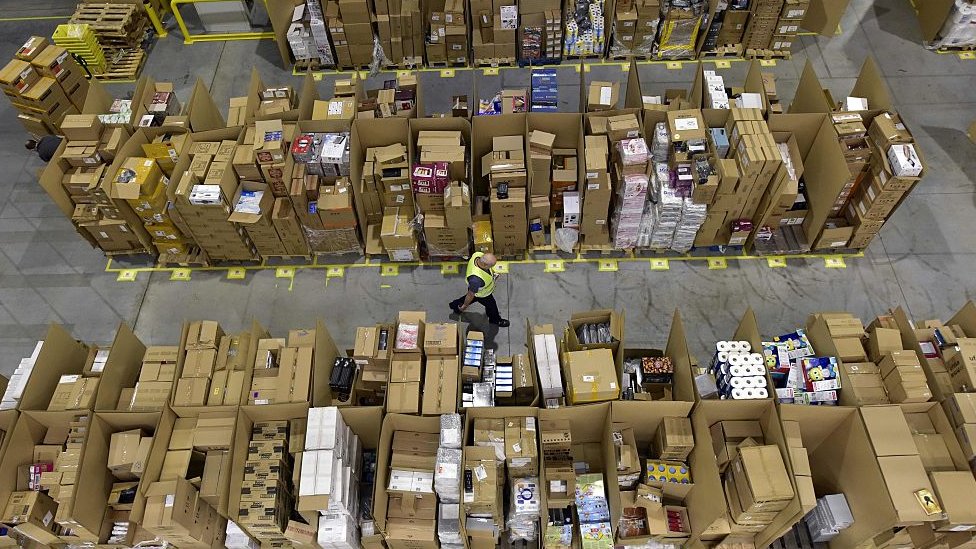 Пакеты Amazon в центре выполнения заказов