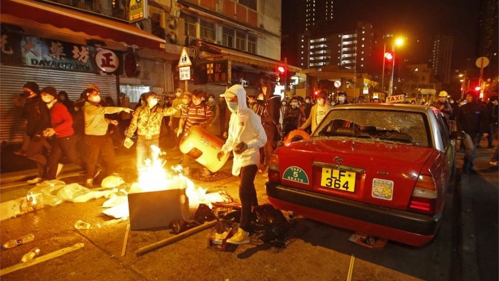 Протестующие устроили поджоги в Монг Конге, Гонконг (9 февраля 2016 г.)