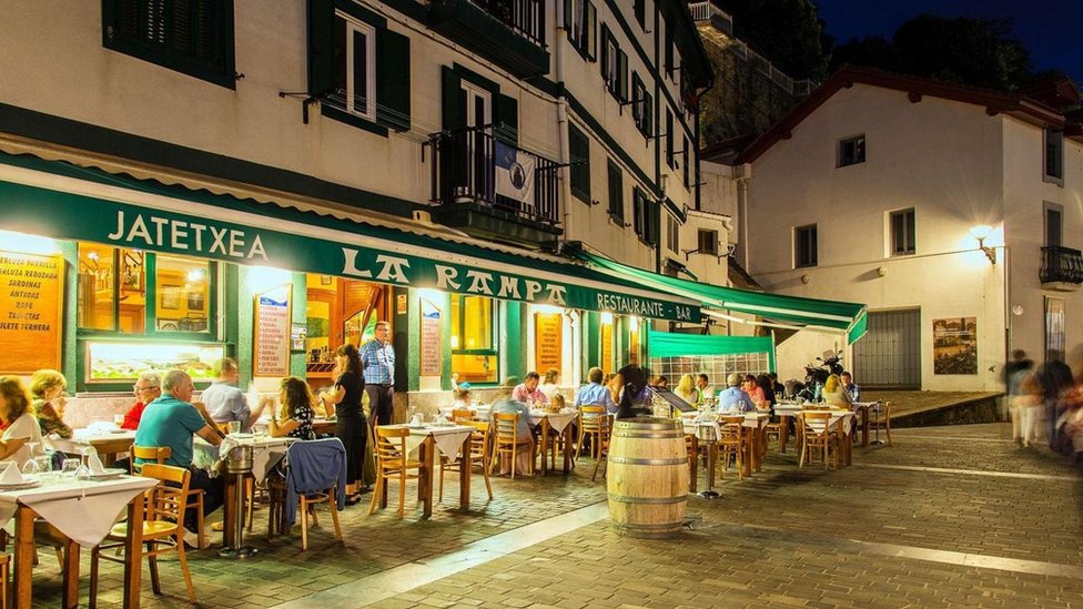 Con días de trabajo que típicamente terminan a las ocho de la noche, la vida nocturna en España empieza realmente tarde. Un bar en una calle de España