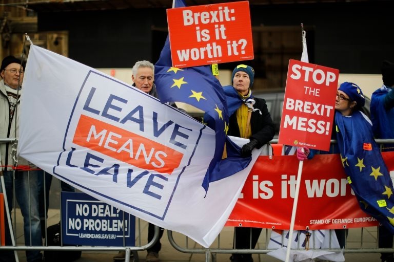 Brexit destekçileri ve karşıtları yan yana