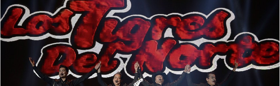 Мексиканская группа Los Tigres del Norte выступает в течение третьего дня мексиканского музыкального фестиваля Vive Latino в Foro Sol в Мехико, 29 марта 2014 года.