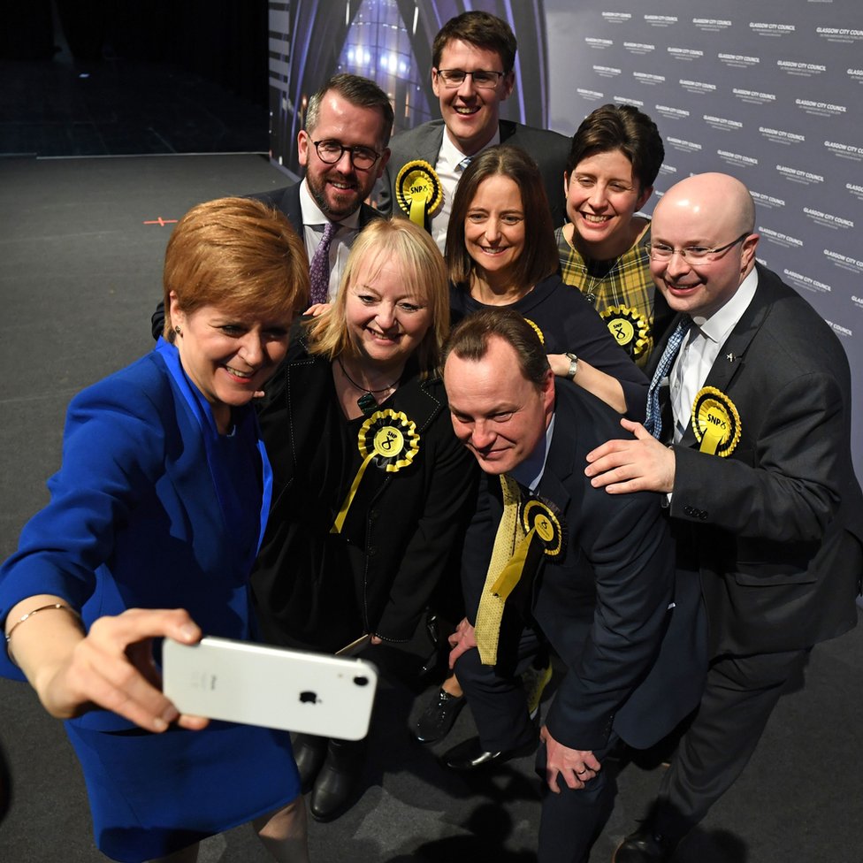 Лидер Шотландской национальной партии (ШНП) и первый министр Шотландии Никола Стерджен (слева) делает селфи со своими депутатами из Глазго
