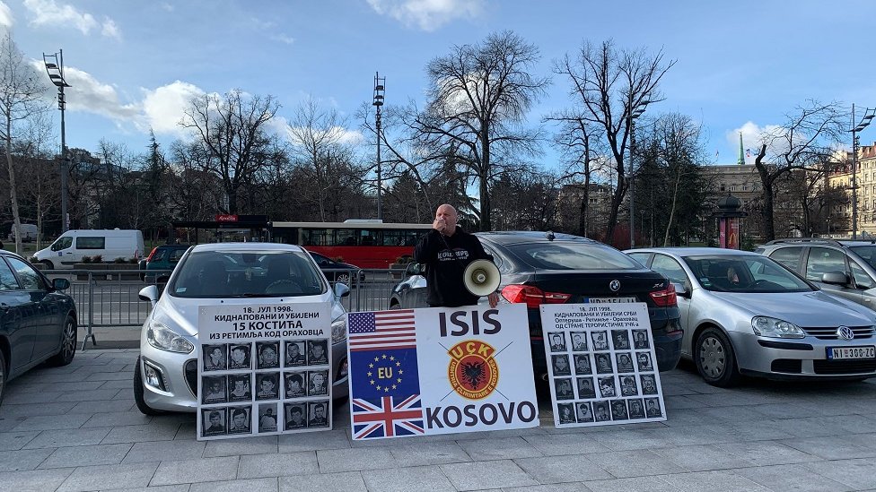 Simo Spasić sa transparentima ispred Skupštine