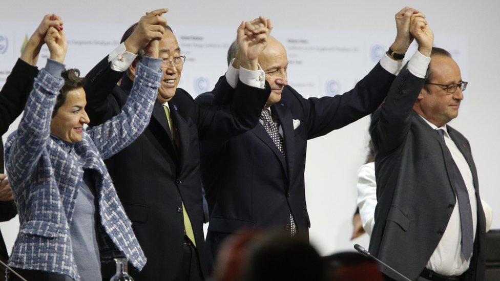 Генеральный секретарь ООН Пан Ги Мун, министр иностранных дел Франции Лоран Фабиус и президент Франции Франсуа Олланд празднуют принятие Парижского соглашения