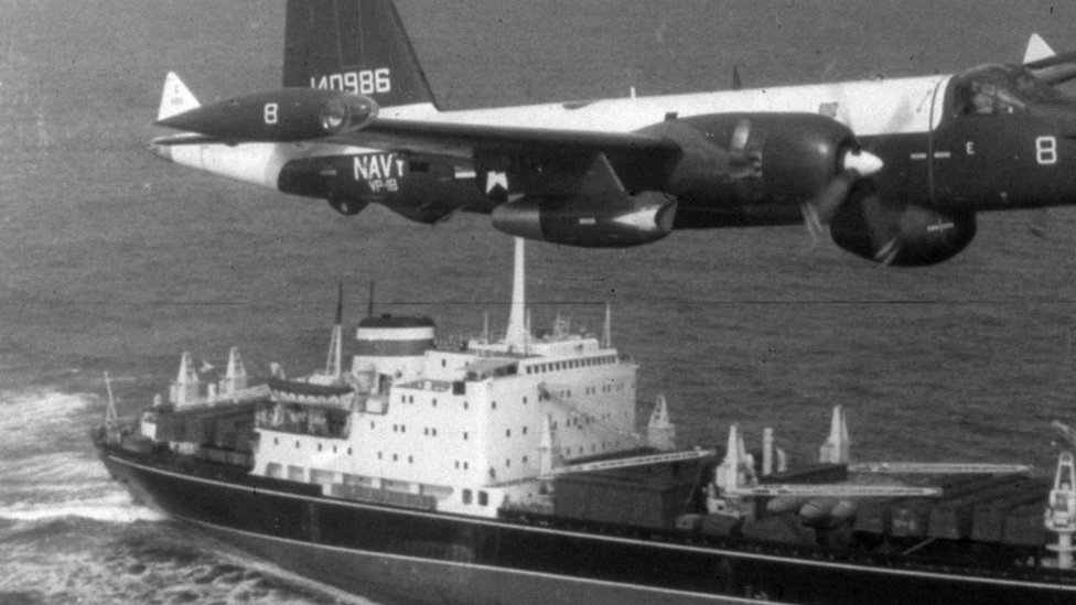 مقاتلة أمريكية تحلق فوق سفينة سوفيتية خلال أزمة الصواريخ الكوبية