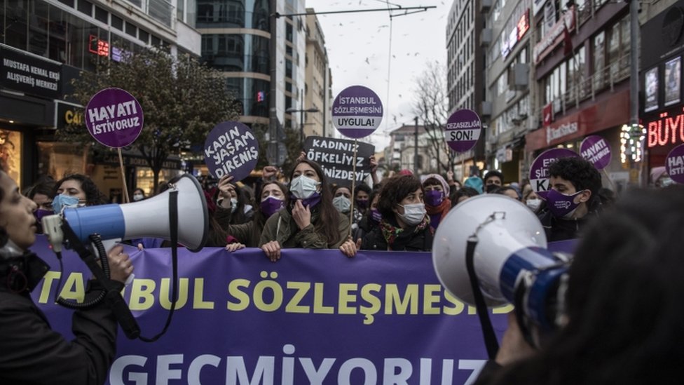 احتجاجات على انسحاب تركيا من اتفاقية اسطنبول لمناهضة العنف الأسري
