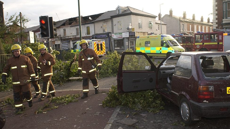 Пожарные разбираются с последствиями торнадо в Бирмингеме в 2005 году