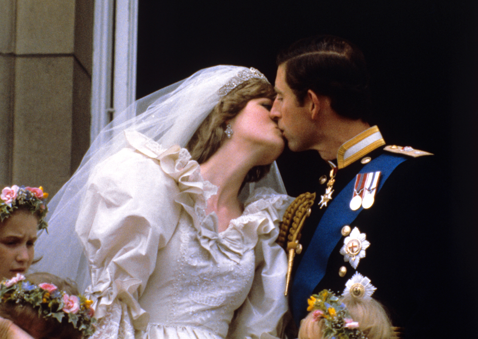 Los recién casados, el príncipe y la princesa de Gales, se besaron en el balcón del palacio de Buckingham después de su ceremonia de boda en la catedral de San Pablo.