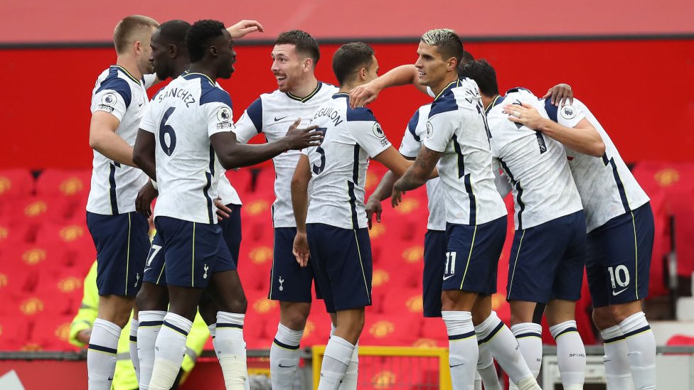 احتفال لاعبي توتنهام بهدف في مرمى مانشستر يونايتد