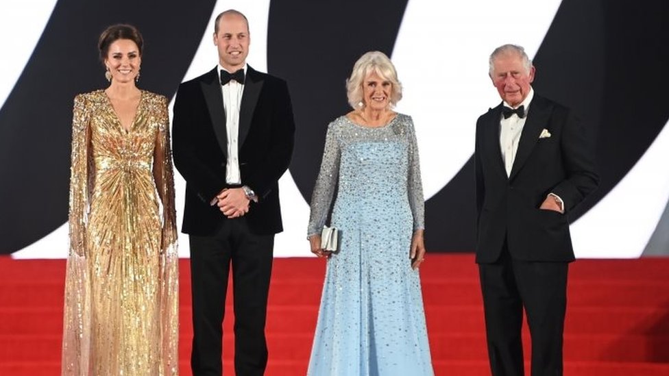 查爾斯王子夫婦和威廉王子夫婦參加《無暇赴死》首映式。