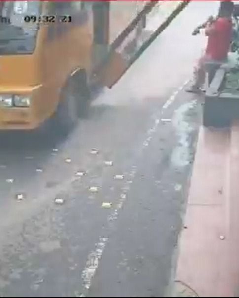 பள்ளி வாகனத்தில் இருந்து கழன்று விழுந்த கதவு.