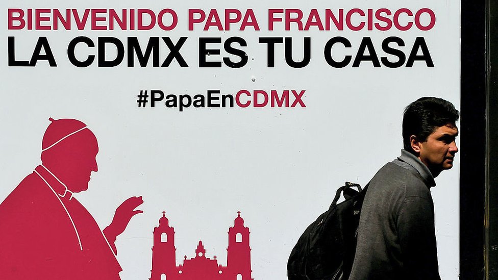 Un afiche de bienvenida al papa Francisco