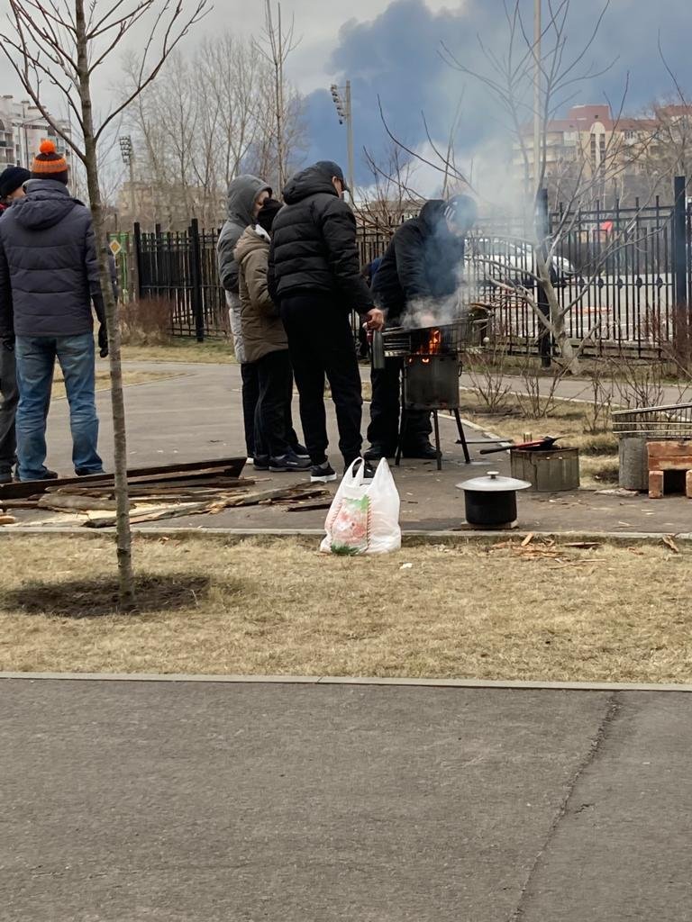 Gente cocinando en la calle