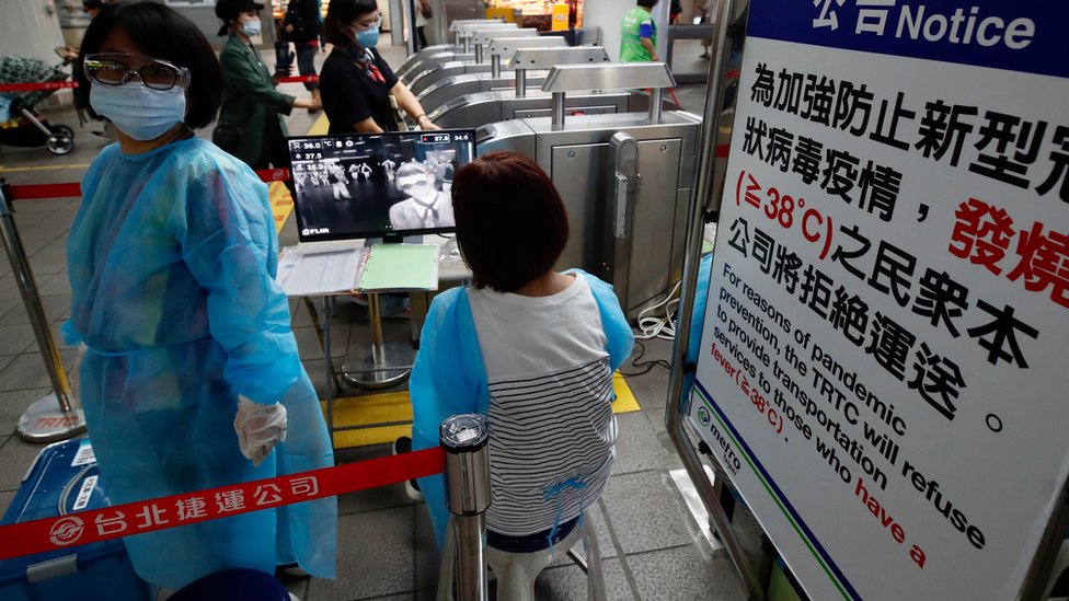 فحص الركاب في محطات مترو تايوان للتأكد مما إذا كانوا مصابين بكورونا