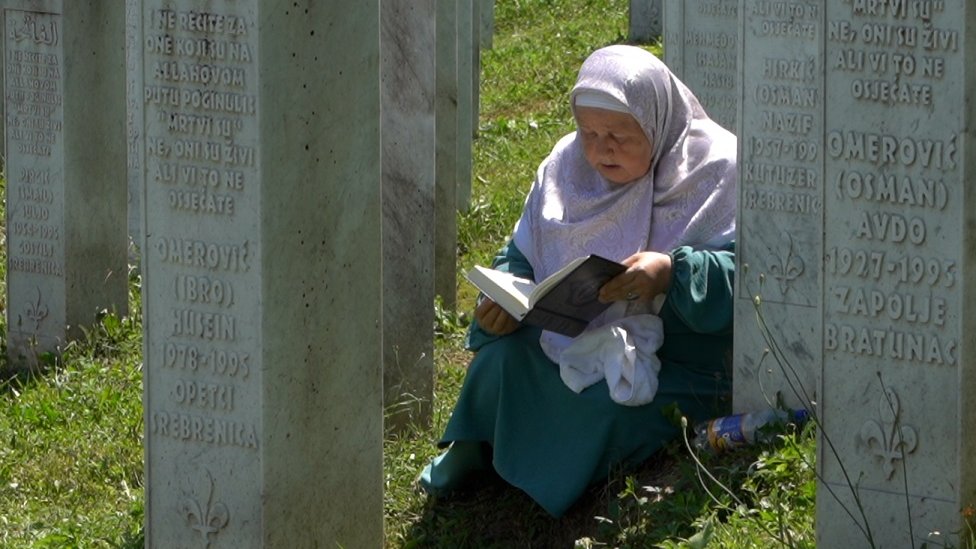 Habiba Munić na Potočarima obilazi grobove tri brata i muža, svi su žrtve genocida