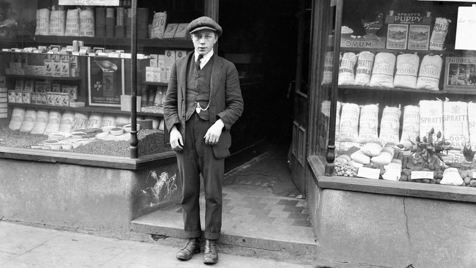 Черно-белое фото Гарольда Джонса возле магазина