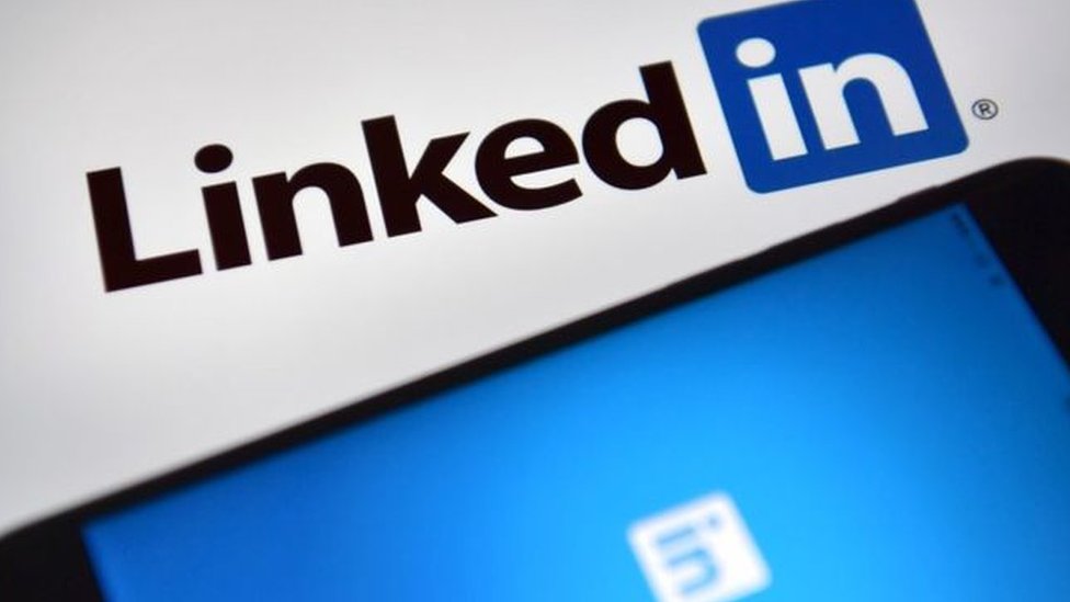 Un juez ordenó a LinkedIn retirar cualquier barrera técnica que impida a HiQ Labs acceder a los perfiles públicos de los miembros de la red social profesional. Logo de LinkedIn