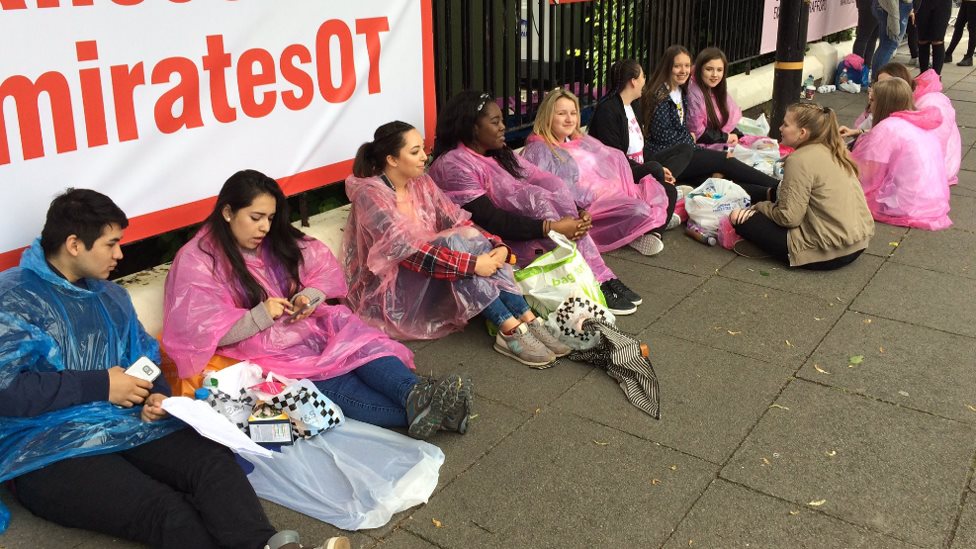 Muchos seguidores de Grande comenzaron a hacer fila frente el estadio desde las primeras horas del domingo. Asistentes
