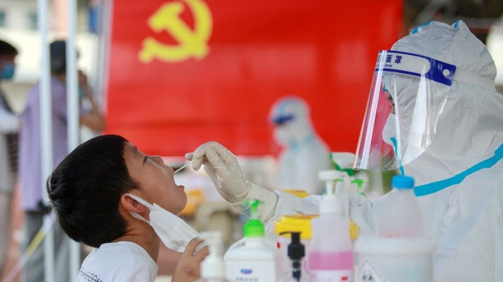 Uma criança recebe um teste de coronavírus em Yangzhou, na província de Jiangsu, no leste da China, em 5 de agosto de 2021.