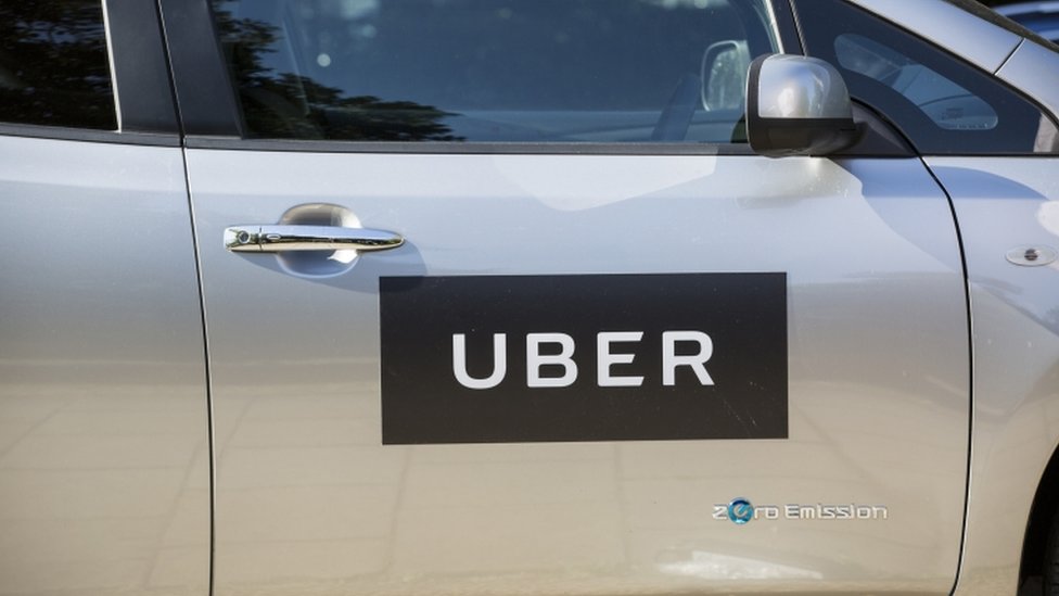 Логотип Uber на автомобиле