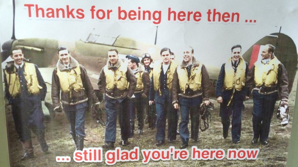 Плакат с изображением летчиков с надписью «Спасибо, что были здесь тогда ... все еще рад, что вы сейчас здесь #PolesinUK».