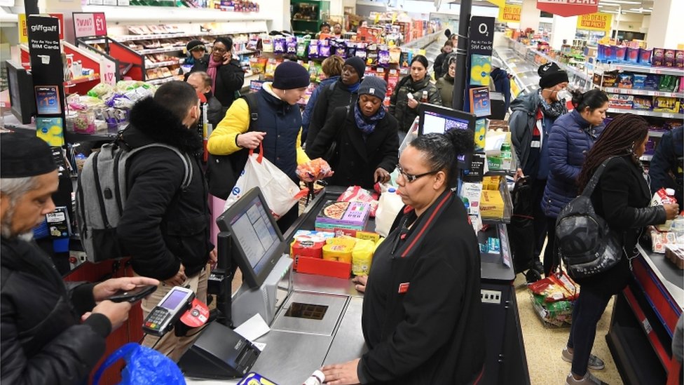 Оживленные кассы в супермаркете в Великобритании