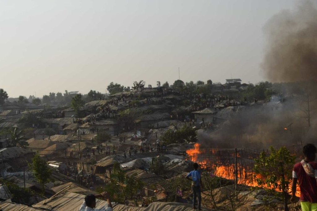 Kamp pengungsi Rohingya terbakar.