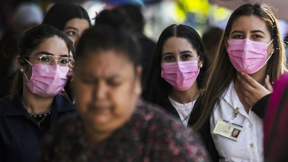 Mujeres con mascarillas.