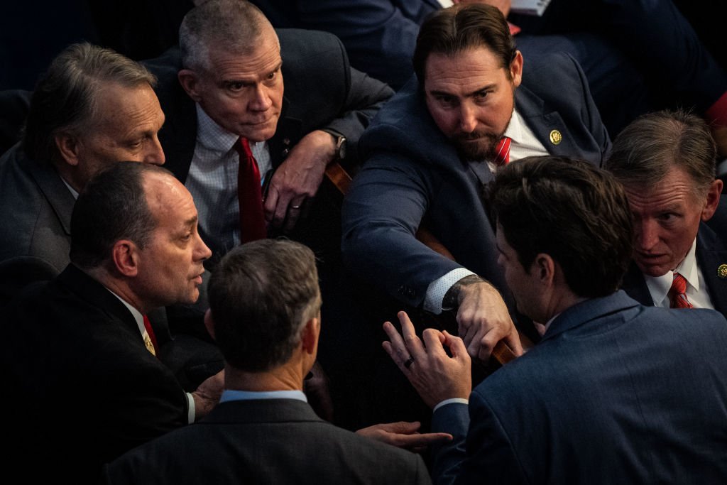 Congresistas republicanos discuten este martes ante la división dentro del partido por la presidencia de la Cámara de Representantes.