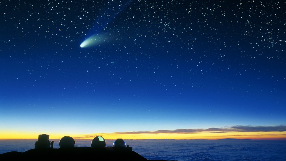 Купола телескопов и комета видны на Мауна-Леа