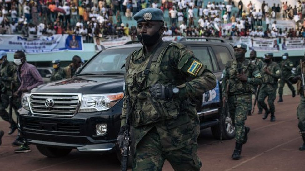 Кортеж президента Центральноафриканской Республики прибывает на стадион на 20 000 мест для предвыборного митинга в сопровождении президентской гвардии, российских наемников и руандийских миротворцев ООН