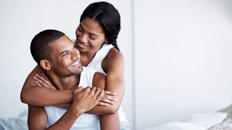 Tomarse el tiempo para acariciar, tocar y besar a tu pareja es clave. Una pareja acariciándose