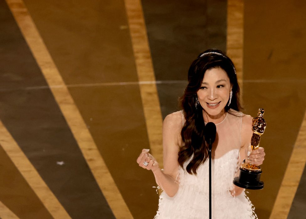 Michelle Yeoh recogiendo el Oscar a la mejor actriz por su papel en "Todo en todas partes al mismo tiempo" en el teatro Dolby de Los Ángeles el 12 de marzo de 2023.