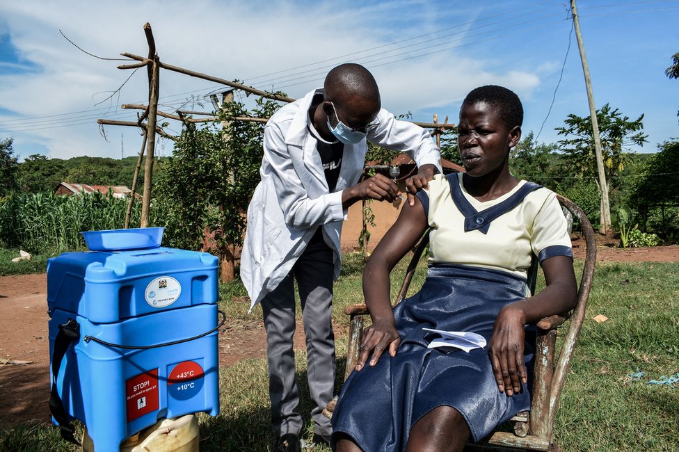 Zdravstveni radnik daje vakcinu ženi u Sijaji u Keniji.