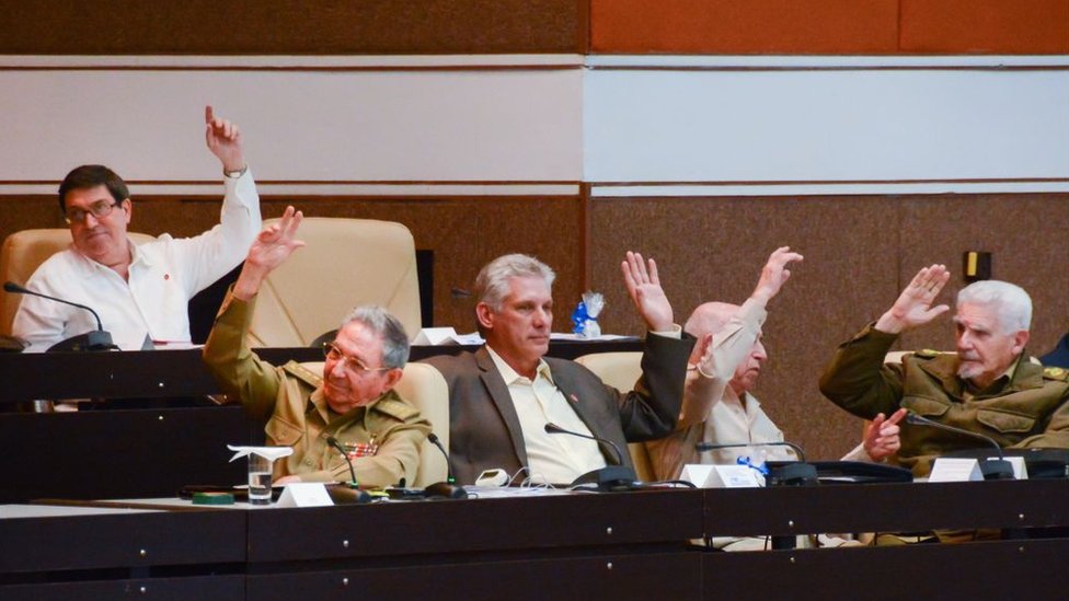 Raúl Castro y otros dirigentes cubanos en una votación en la Asamblea Nacional.
