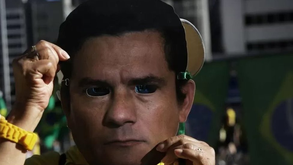 Máscara com o rosto de Sergio Moro